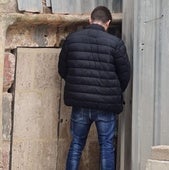 Un joven orinando en la puerta de los Santos Juanes, en las Fallas de 2024.