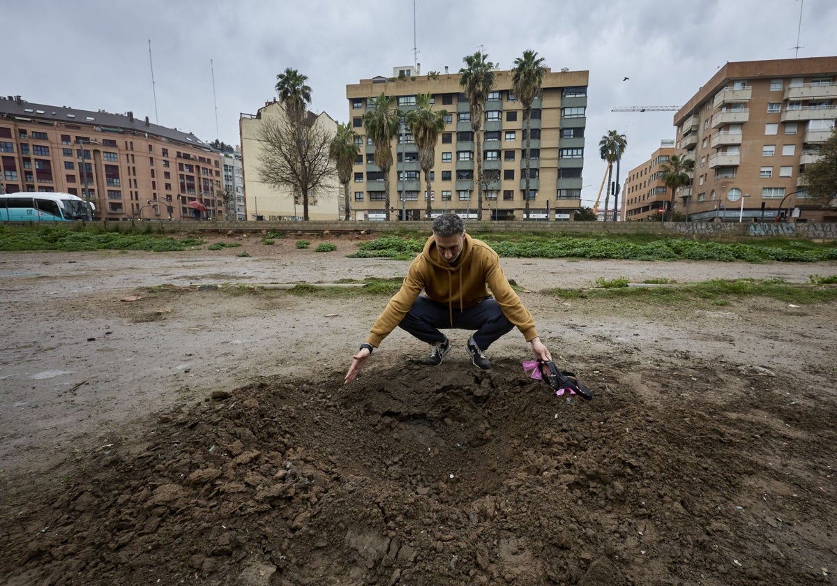 Socavón que ha dejado el disparo de un material pirotécnico ilegal, en Tomás de Montañana, cerca de la avenida del Puerto.