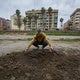 Socavón que ha dejado el disparo de un material pirotécnico ilegal, en Tomás de Montañana, cerca de la avenida del Puerto.