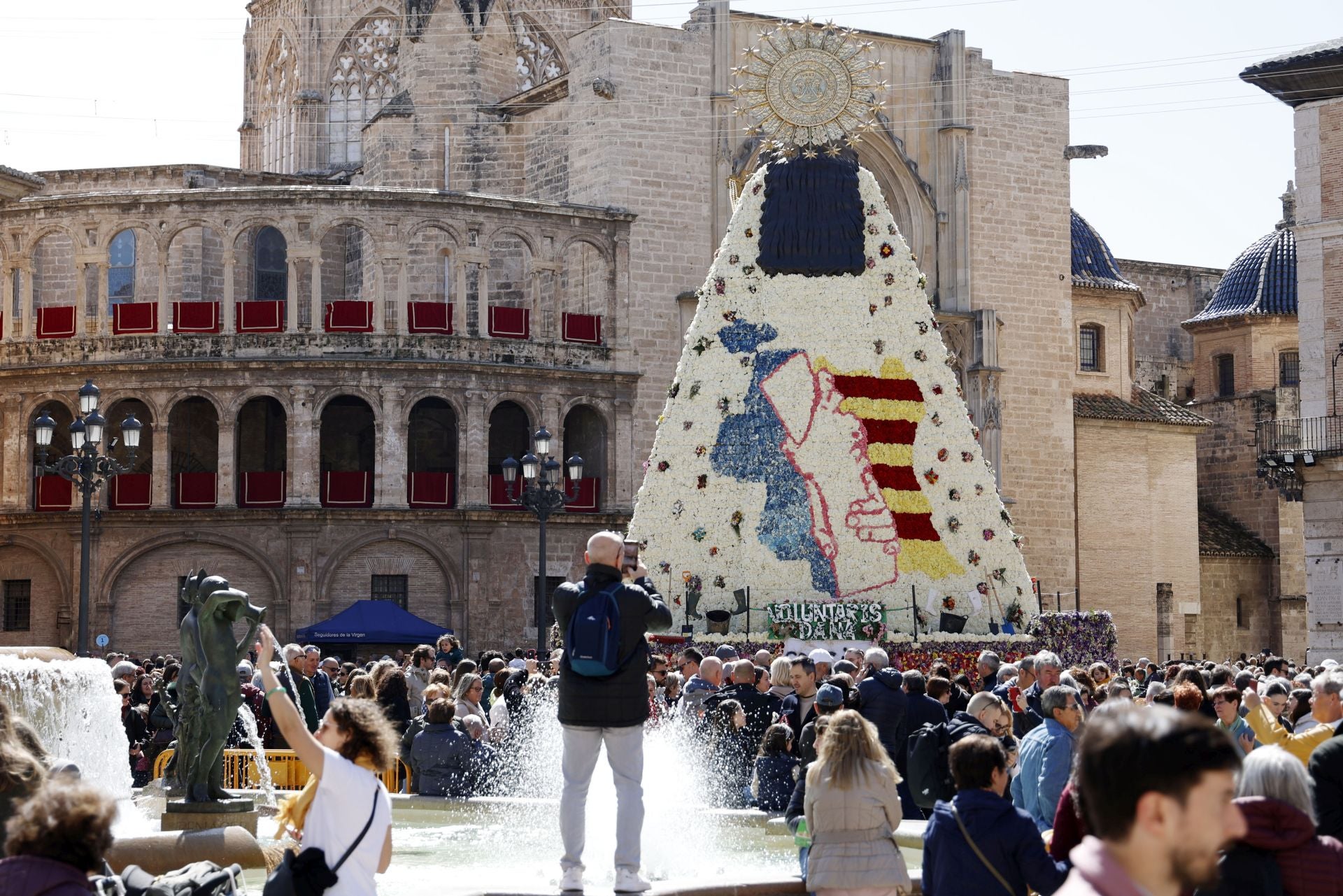 Visitantes y devotos, alrededor del manto de la Virgen este sábado