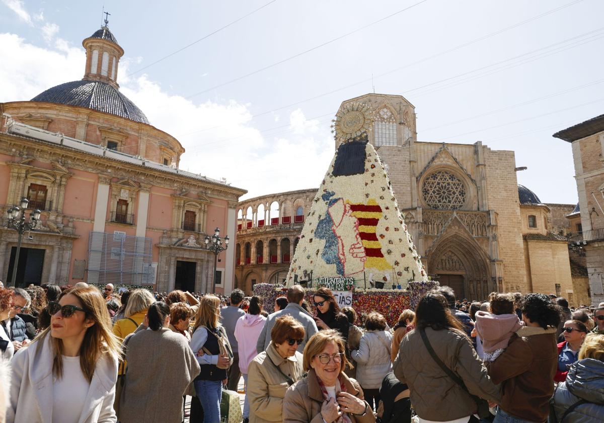 Visitantes y devotos, alrededor del manto de la Virgen este sábado