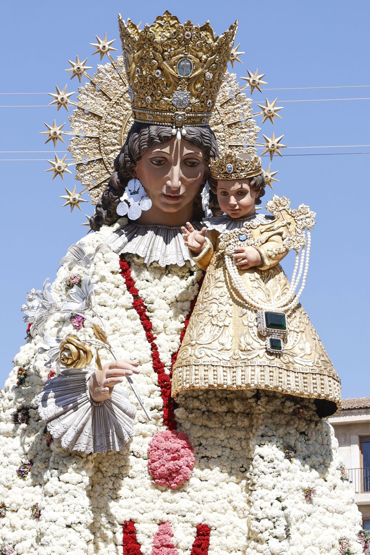 Visitantes y devotos, alrededor del manto de la Virgen este sábado