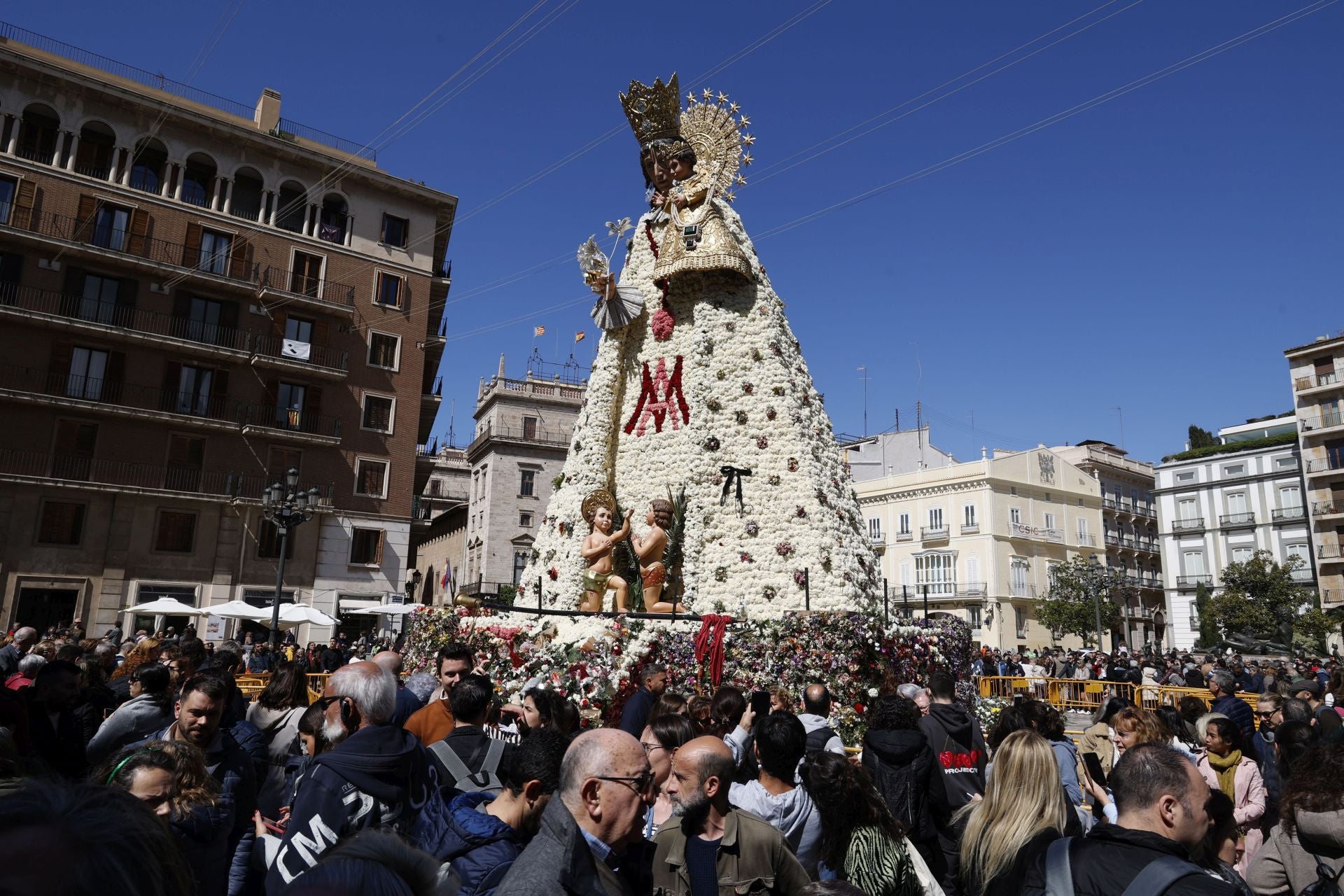 Visitantes y devotos, alrededor del manto de la Virgen este sábado