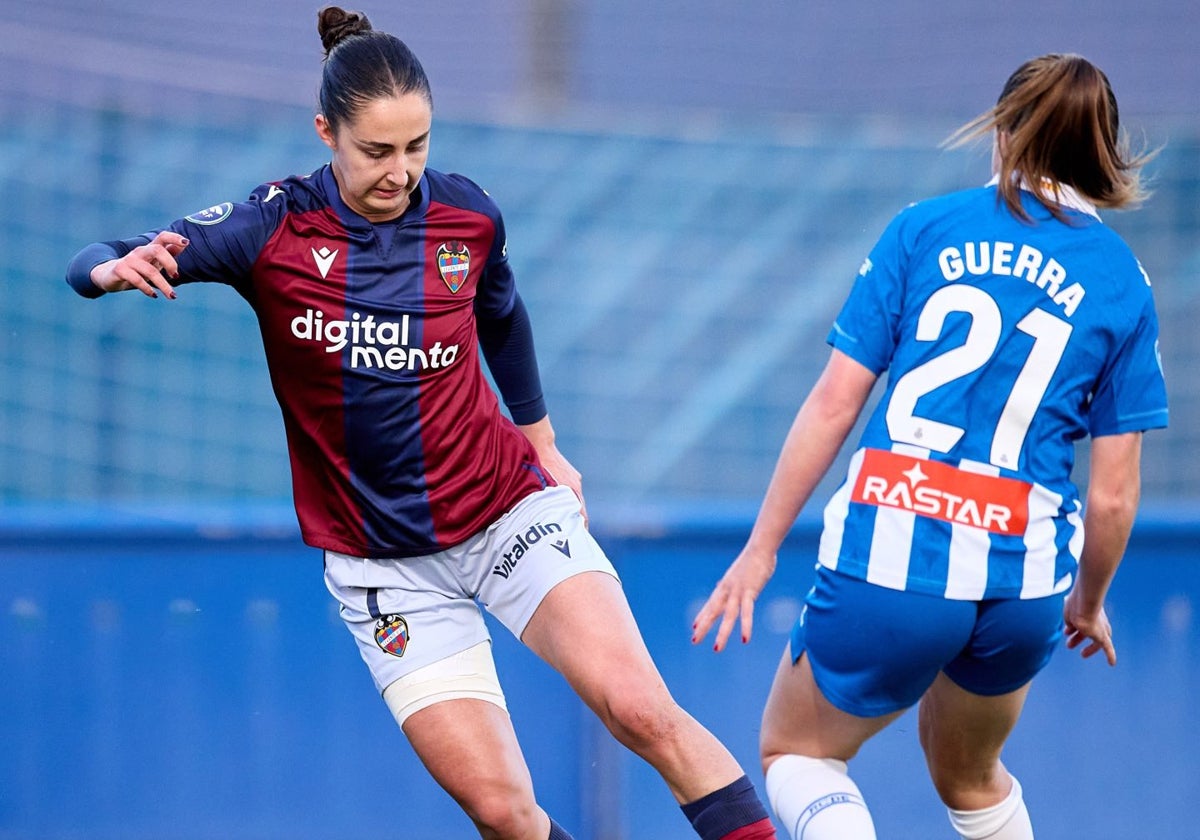 Ana Franco conduce el balón durante el partido contra el Espanyol.