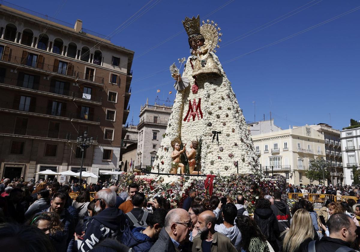 Asistentes en la plaza de la Virgen.