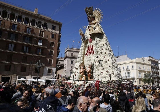 Visitantes en la plaza de la Virgen.