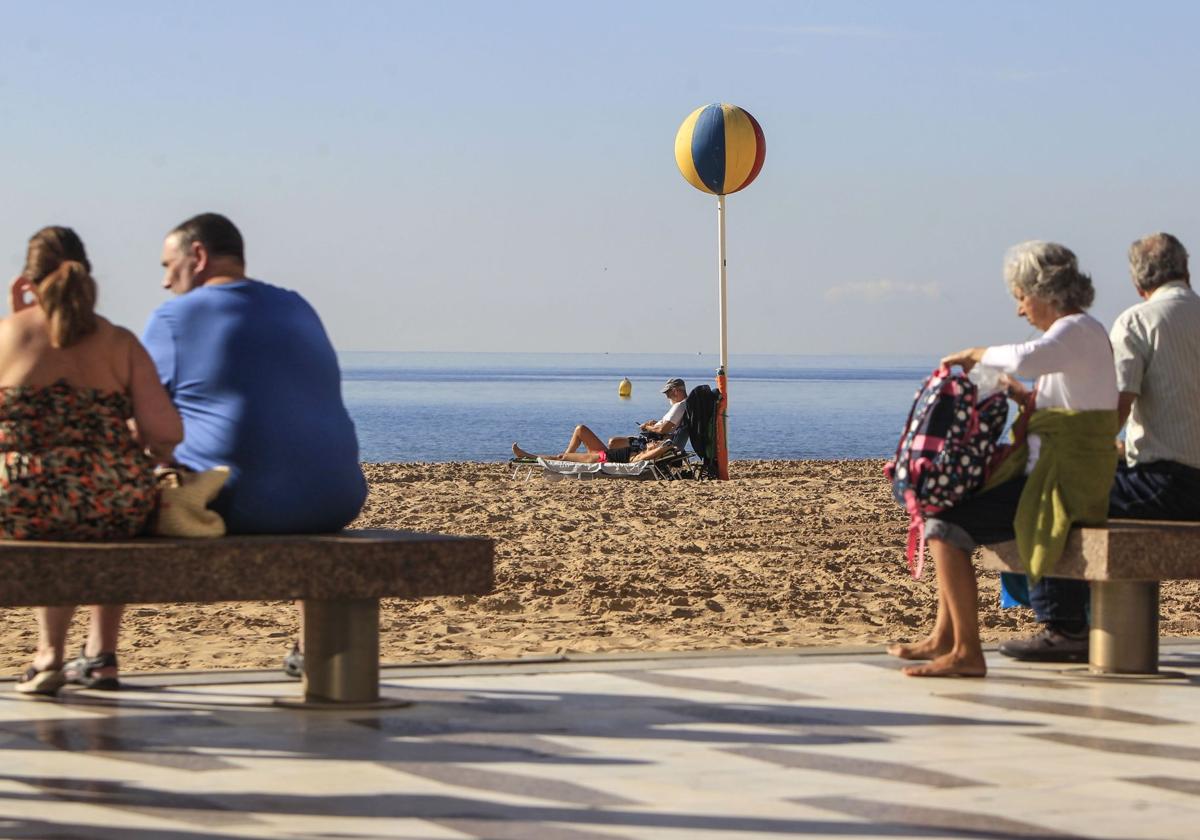 Varias personas disfrutan del sol en Benidorm. Imagen de archivo.