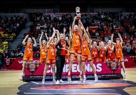Anastasia Lishchuk levanta el trofeo de campeonas de la Minicopa junto a sus compañeras.