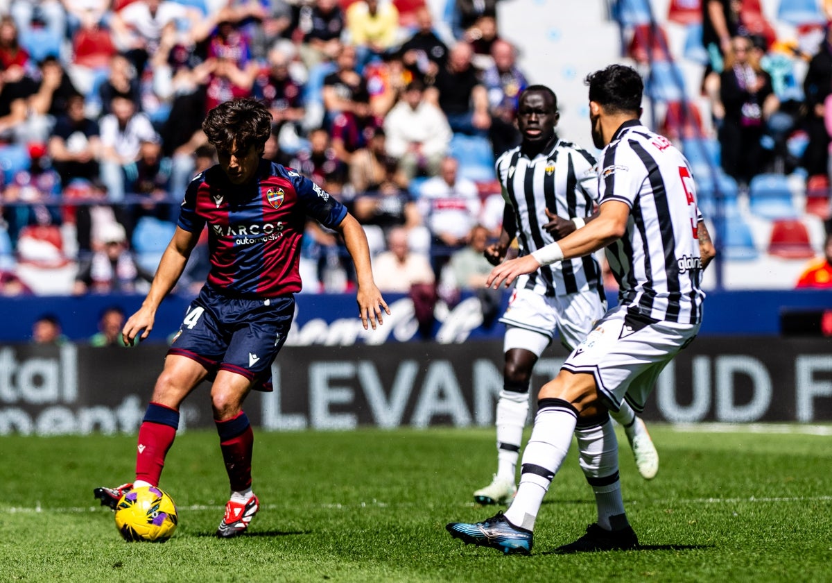 Carlos Álvarez contra un balón contra el Castellón.