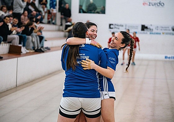 Erika, Mar y Marina celebran el título en la primera partida de la semifinal.