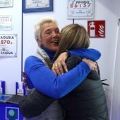 Una pareja ganadora de un premio de lotería, en una imagen de archivo.