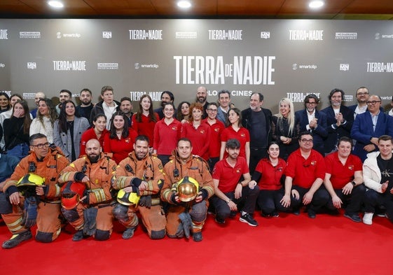 El equipo de la película con los trabajadores de los cines, los bomberos y algunas de las personas que se resguardaron en las salas la noche de la dana.