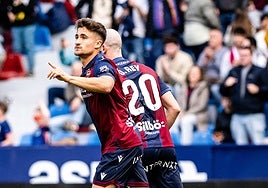 Iván Romero celebra uno de los goles contra el Castellón.