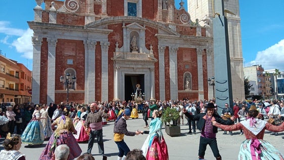 Dansades ante la parroquia de Turís.