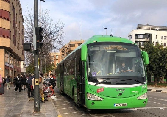 Autobús metropolitano en una parada en Torrent.