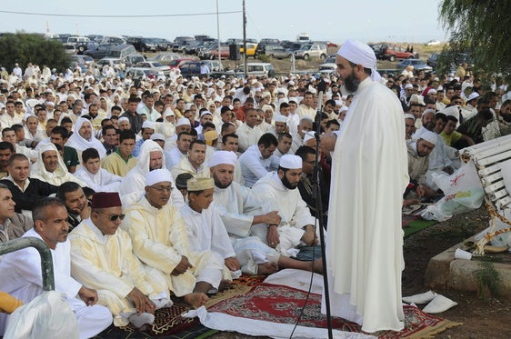 Musulmanes melillenses participan en el los rezos matinales de la celebración del Aid el Fitr, en una imagen de archivo.
