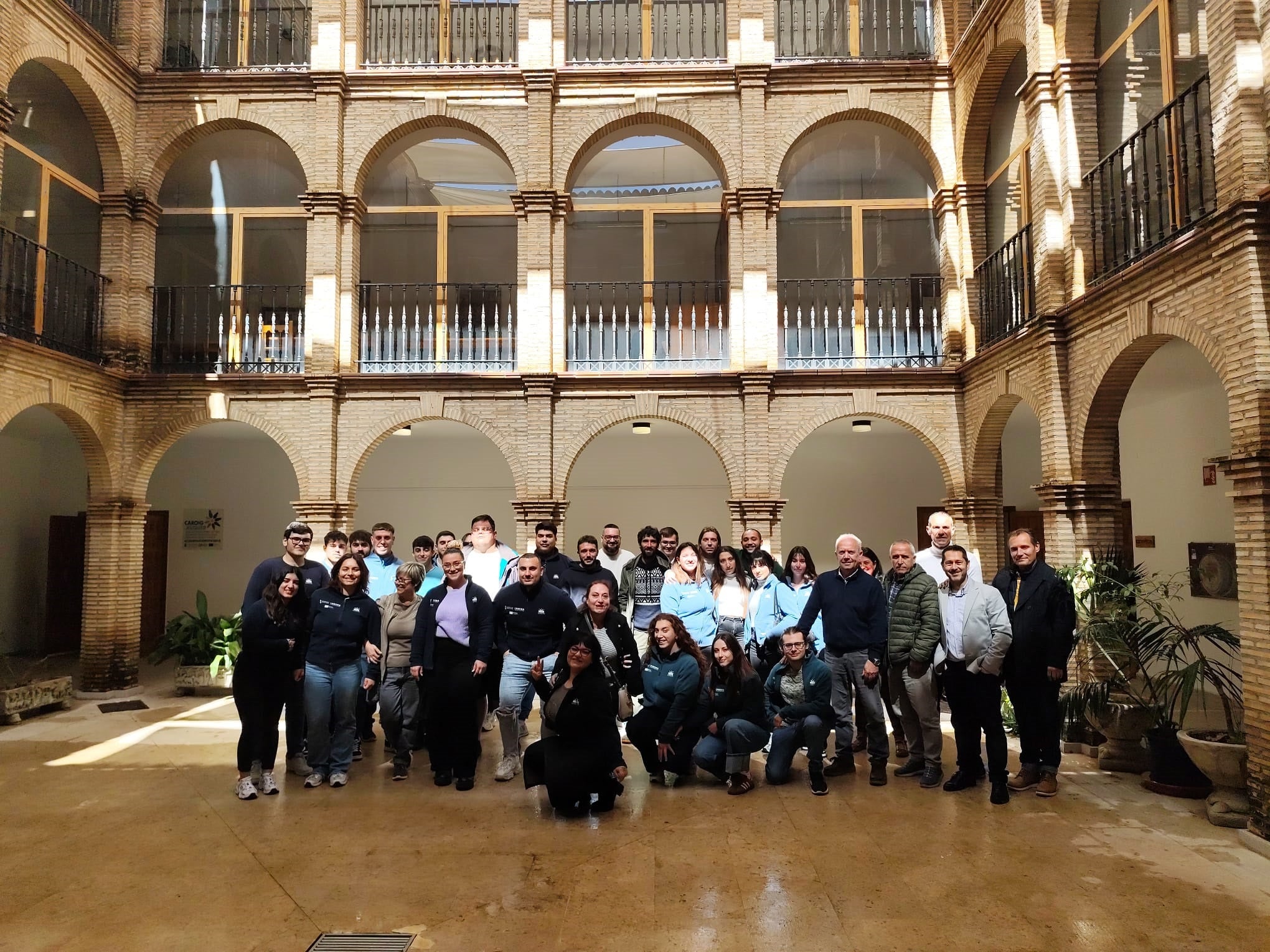 Los participantes en el acto de clausura del taller de empleo celebrado en Enguera.