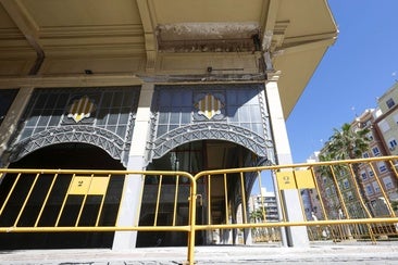 Edificio de Abastos vallado y con la caída de cascotes.