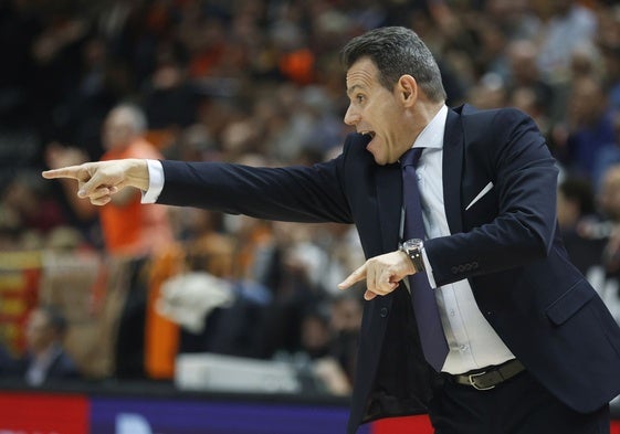 Itoudis, el técnico del Hapoel Tel Aviv, durante el primer partido de la semifinal de la Eurocup.