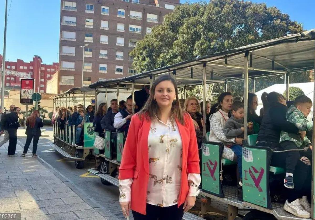 La concejala de Turismo, Arantxa Miralles, junto al tren turístico.