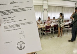 Votación en un colegio alicantino, en una imagen de archivo.