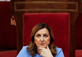 La alcaldesa de Valencia, María José Catalá, pensativa en el último pleno del Ayuntamiento.