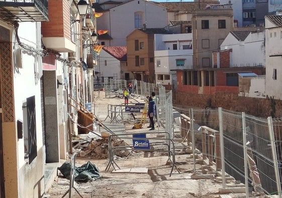 Operarios trabajando ayer en la calle Buñol de Chiva.