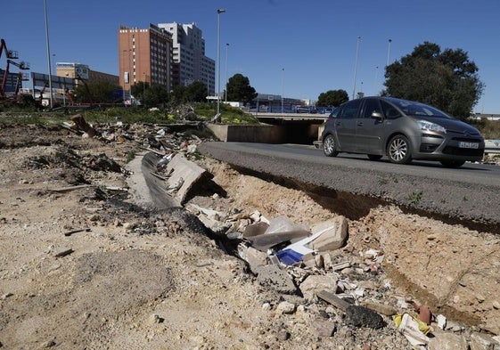 Uno de los accesos desde la Pista de Silla, con restos de la dana.
