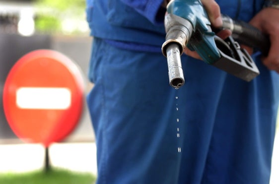 El precio de la gasolina entra en barrena bajo la amenaza de la inminente subida del diésel