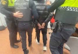 El autor del atropello, esposado con las manos en la espalda, en la central de la Policía Local.