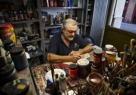 Un trabajador autónomo, en su taller de abanicos.