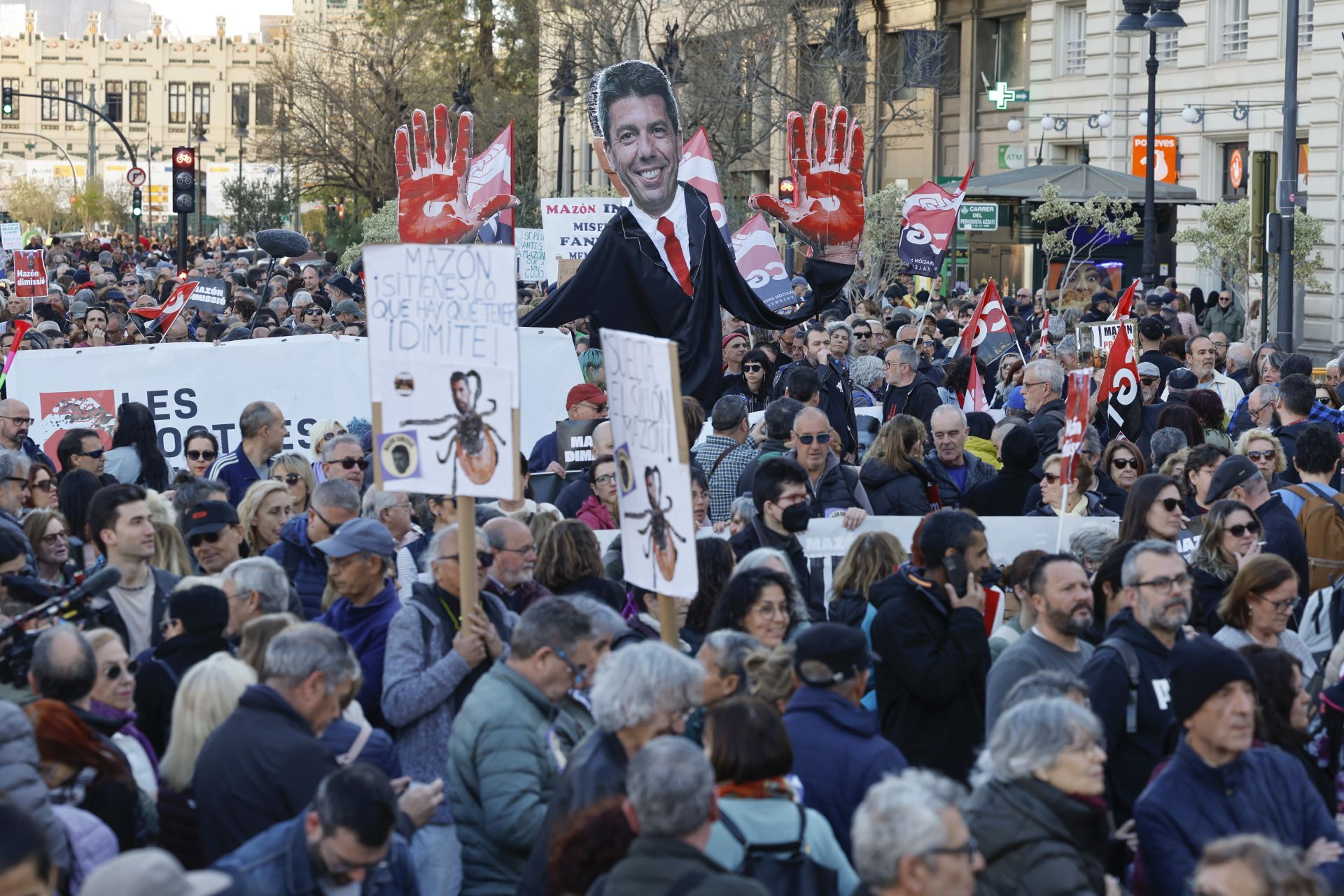 FOTOS | Sexta manifestación en Valencia contra la gestión política de la dana