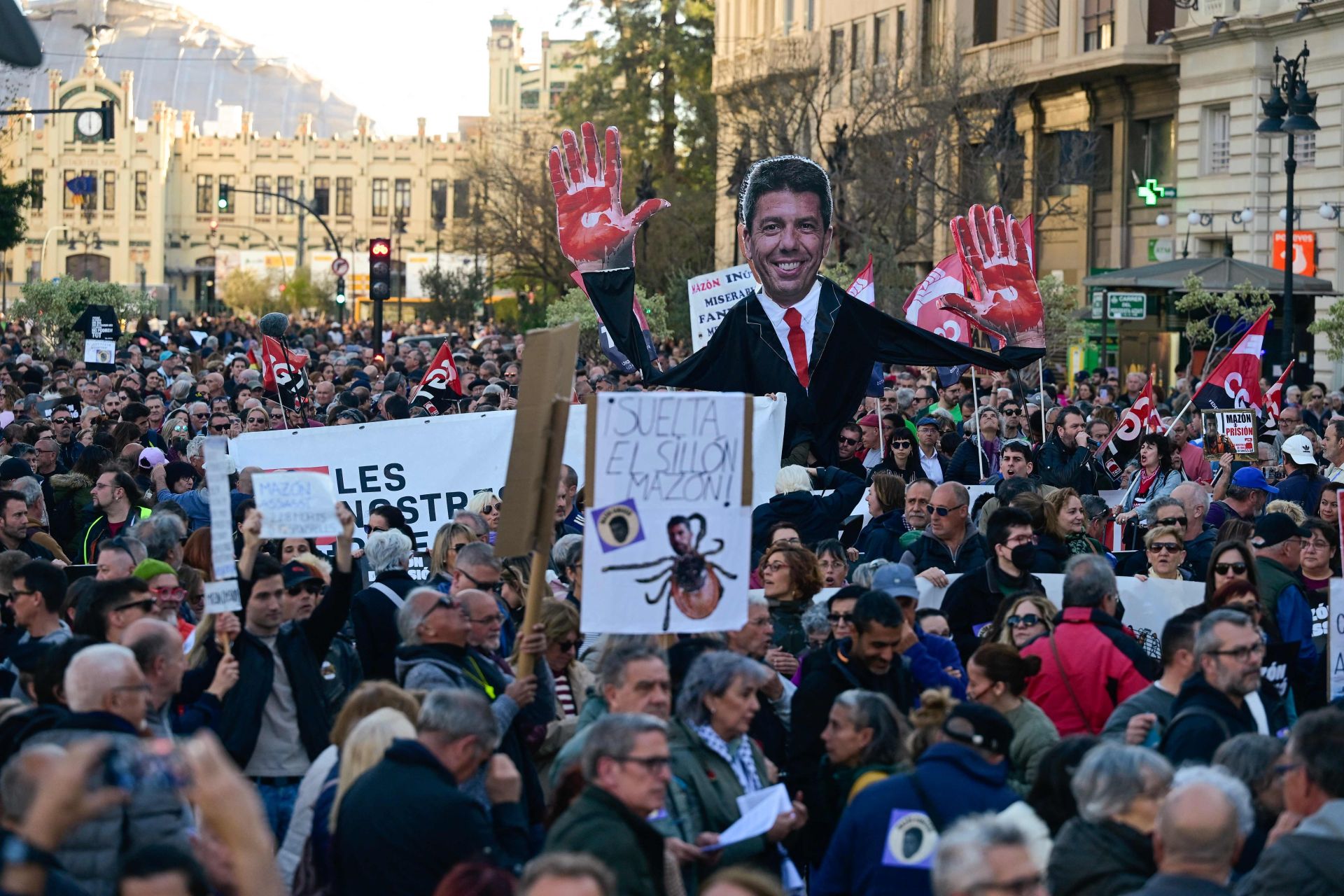 FOTOS | Sexta manifestación en Valencia contra la gestión política de la dana
