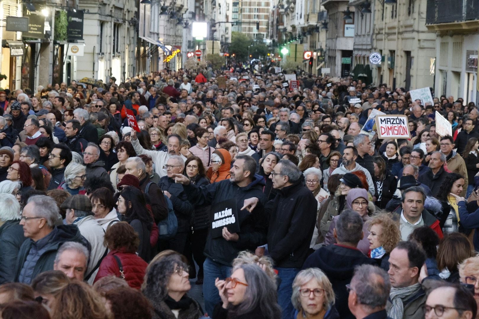 FOTOS | Sexta manifestación en Valencia contra la gestión política de la dana