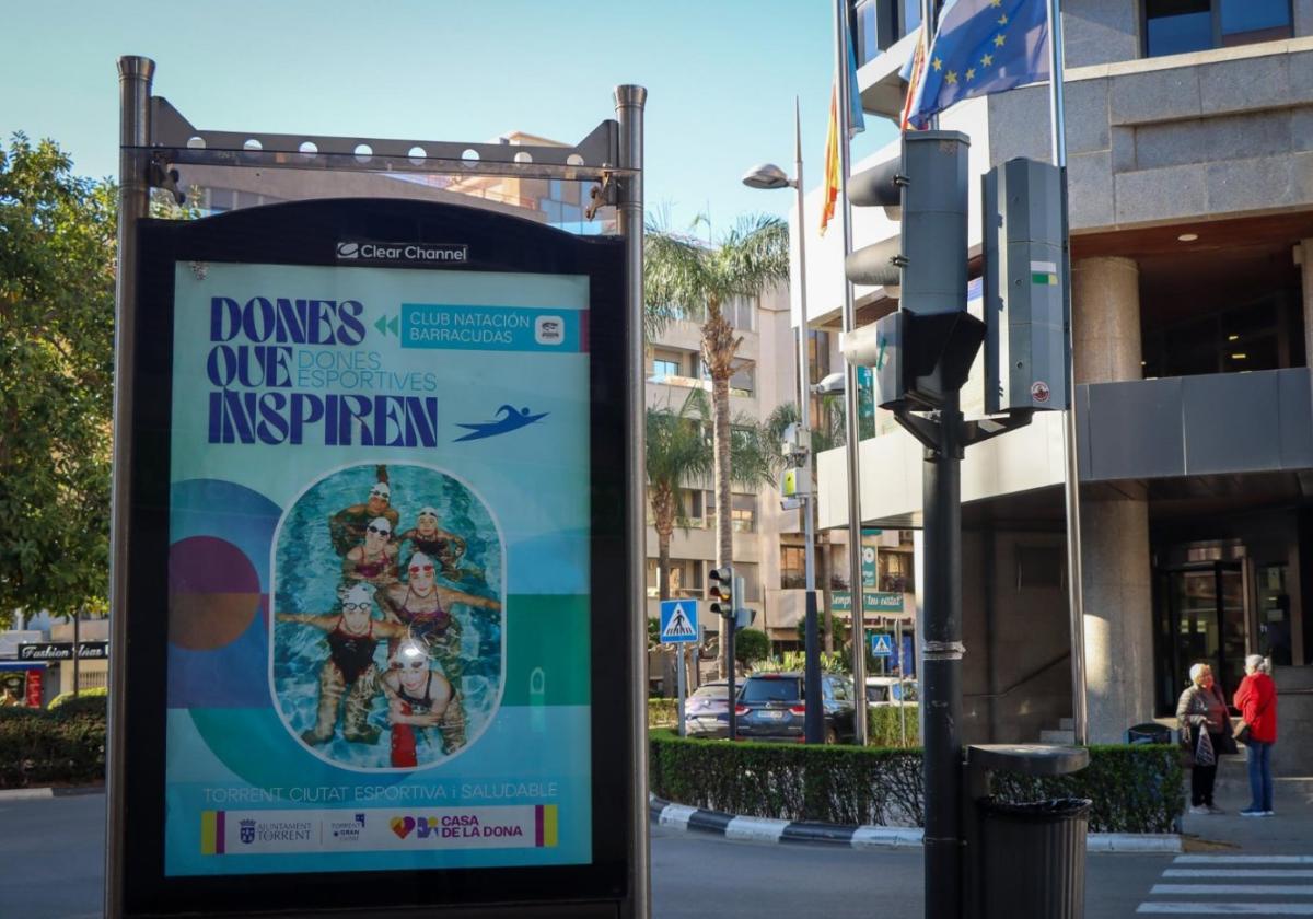 Los carteles de la campaña se han situado en puntos estratégicos de Torrent.