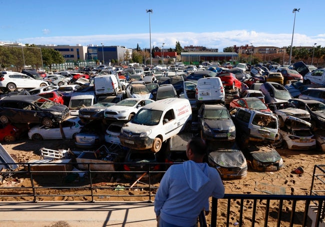 El campo de fútbol de Benetússer sirvió de campa de coches tras la dana.