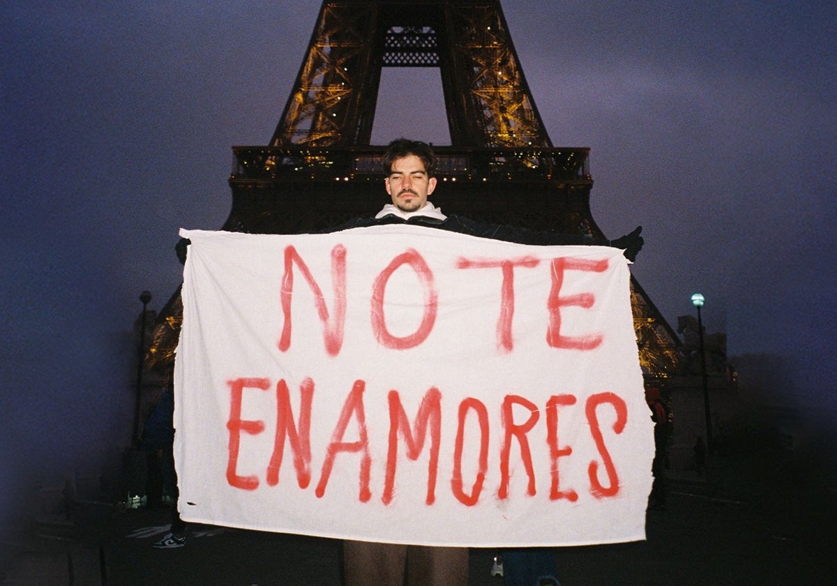 Xavibo presentando el nombre de su nuevo álbum en Paris.