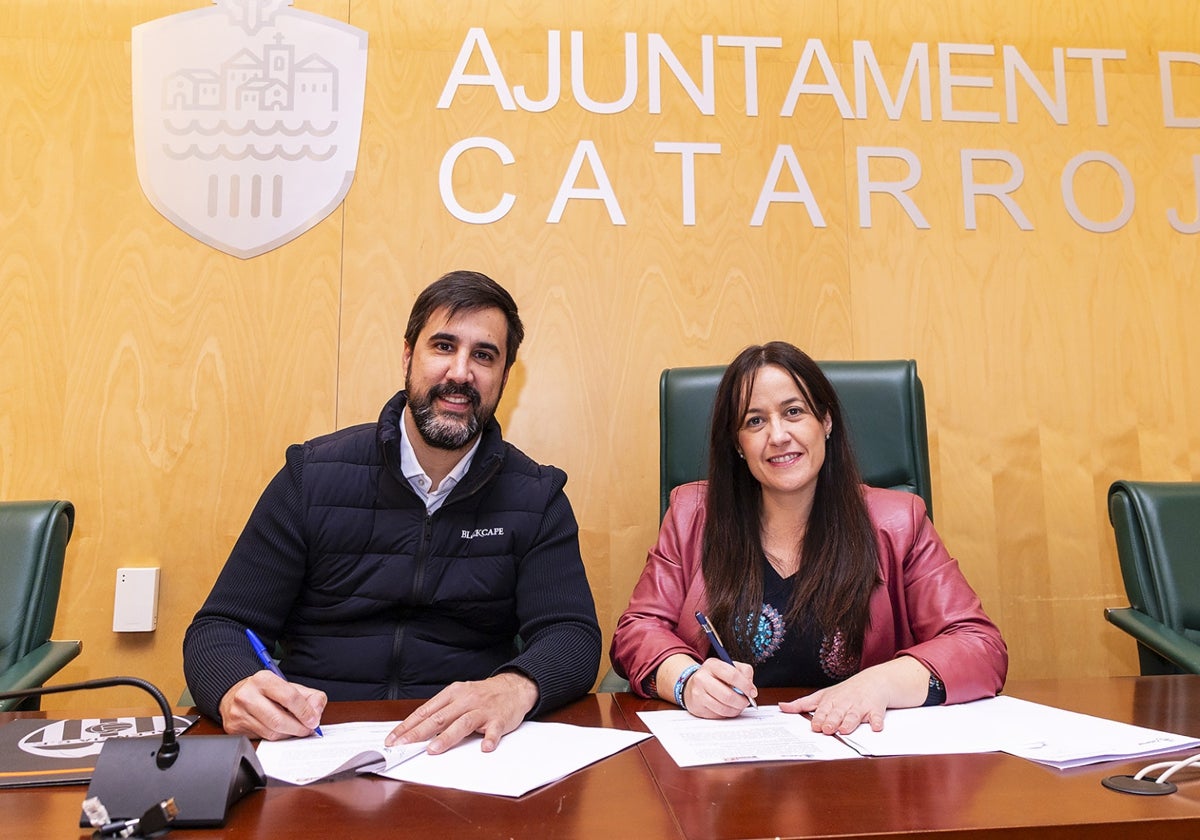 Javier Solís firma el convenio en el Ayuntamiento de Catarroja.
