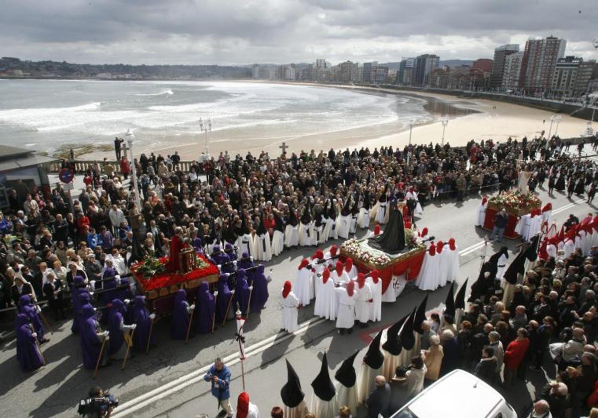 Semana Santa junto a la playa, en Gijón.
