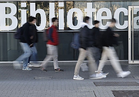 Un grupo de alumnos camina por la UPV.