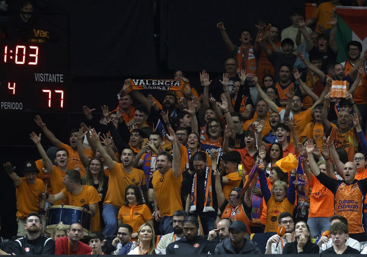 Animación de la Fonteta durante el primer partido de la semifinal de la Eurocup.