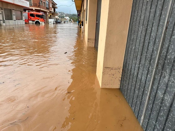 Calle inundada durante la dana.