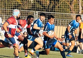 Varios jugadores disputan la bocha en el partido entre Akra Barbara y Club Universitario Cartagena.