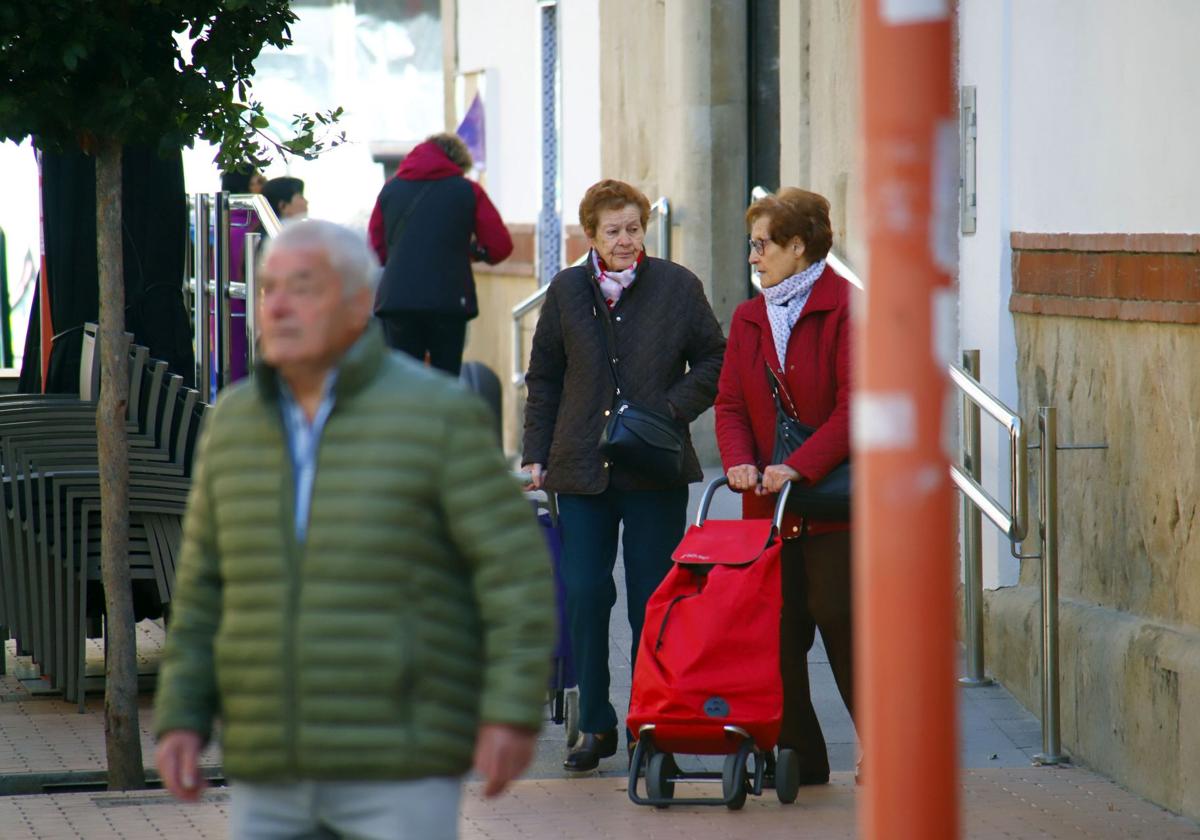 Gente mayor andando por la calle.