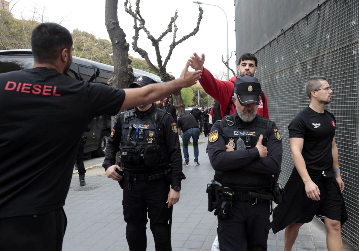 Los jugadores del Hapoel Tel Aviv, llegando a la Fonteta rodeados de policía.