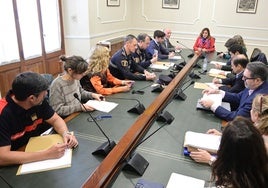 La alcaldesa preside la primera reunión de las concejalías implicadas en la oficina antiokupa.