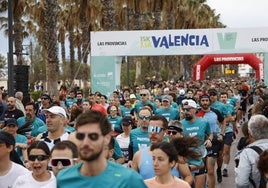 Mils de corredores, en la salida de la 15K Valencia Abierta al Mar de 2024.