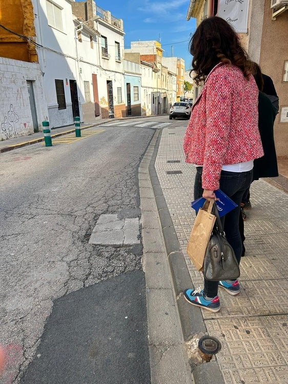 La portavoz popular en una de las calles de Tavernes.