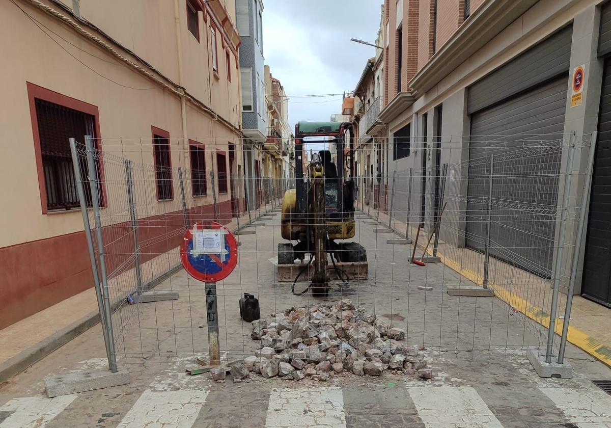 Intervención en la primera calle afectada por la dana.