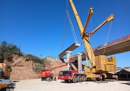 Colocación de las grandes estructuras necesarias para la reconstrucción del puente.